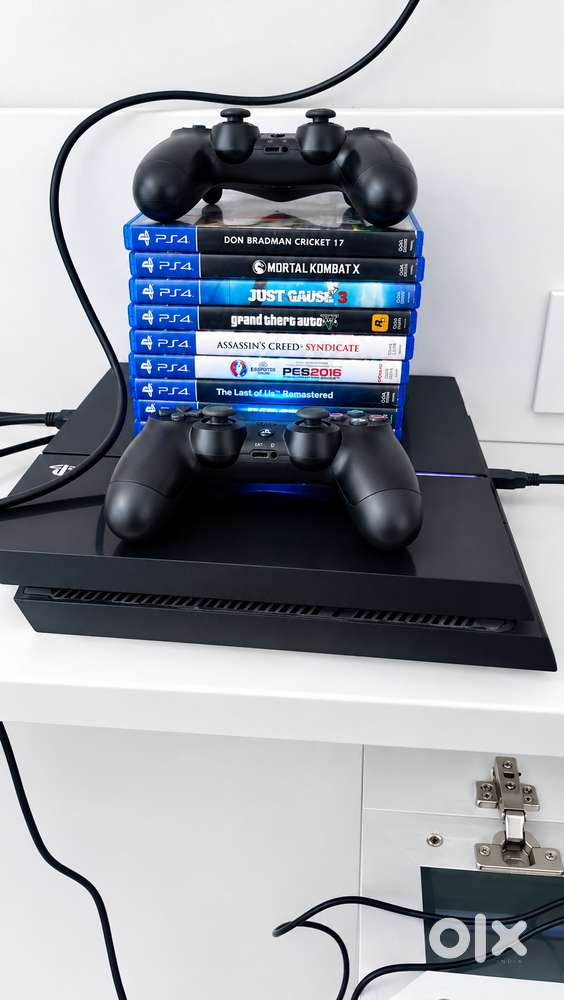 PlayStation 4 PS4 with GTA 5 + 2 Controllers + Bag + 10+ Games