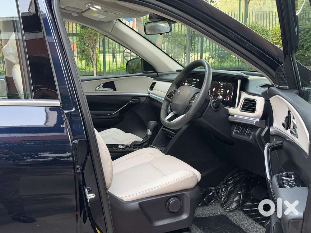 Mahindra Xuv700 Ax7 Luxury Pack Awd, 2025, Petrol