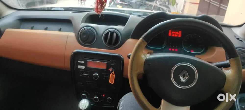 Renault Duster 2014.big Black Alloy Tire.  Dl Number