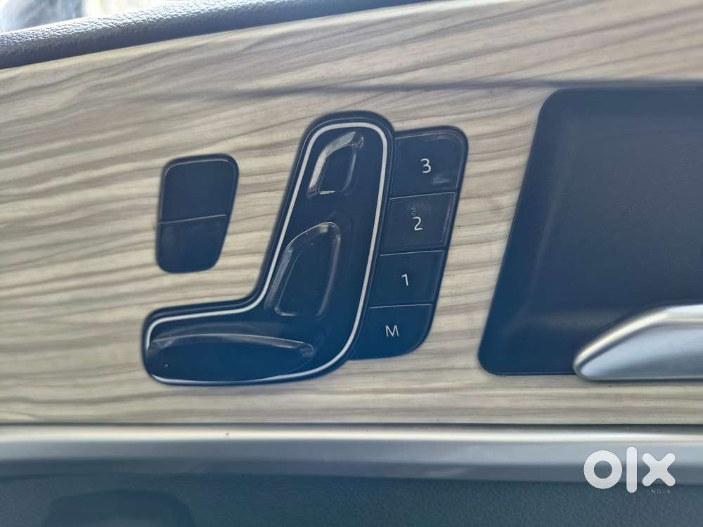 Mahindra Xuv700 2.0 Ax 7 Petrol Mt Str, 2021, Petrol