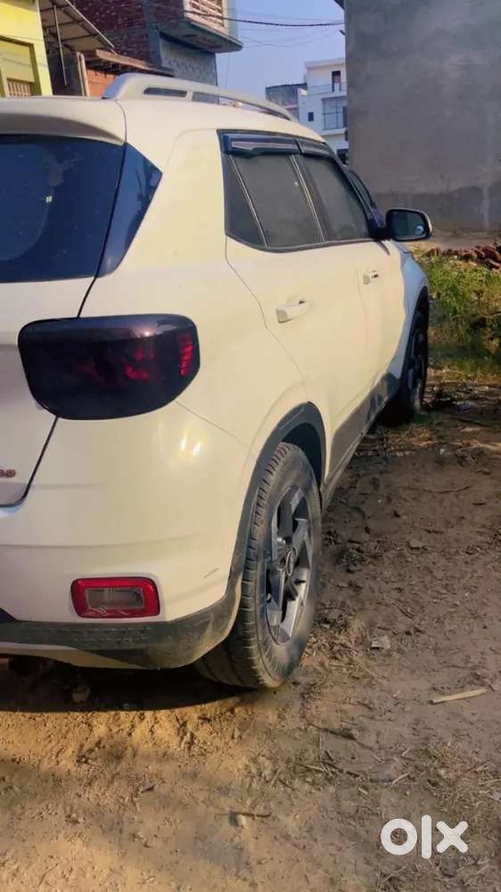 Hyundai Venue 2021 Petrol 61000 Km Driven