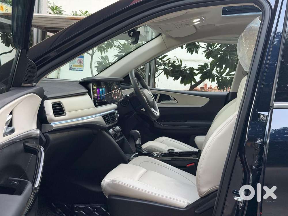Mahindra Xuv700 Ax7 Luxury Pack Awd, 2025, Petrol
