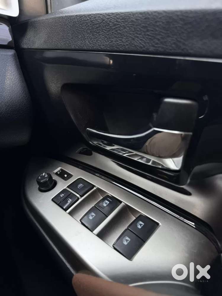 Toyota Innova Crysta 2.8 Zx At 7 Seater, 2016, Diesel