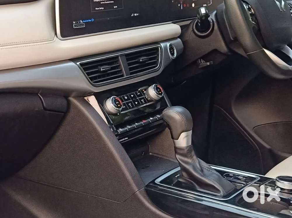 Mahindra Xuv700 Ax7 Luxury Pack Awd, 2025, Petrol