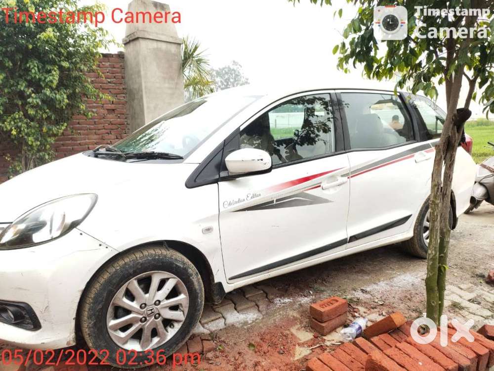 Good Car Average Of Car Is 20 -22 Km Per Litre In 7 Seater Very Good .