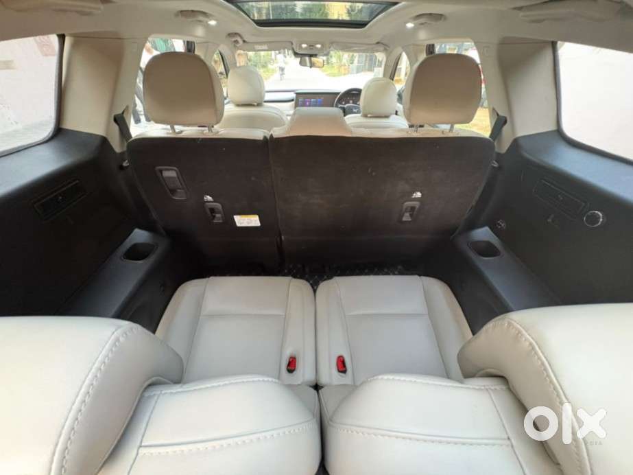 Mahindra Xuv700 2.0 Ax 7 Petrol Mt Str, 2023, Petrol