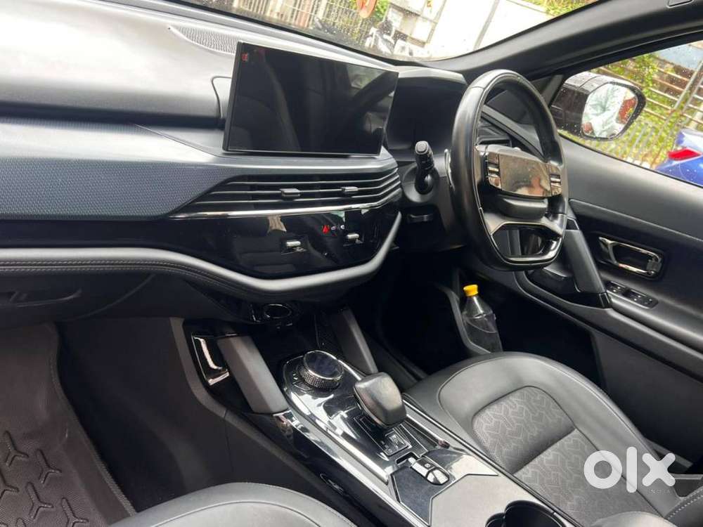 Tata Safari Accomplished+ Automatic (at) 2024  Top Model  Black