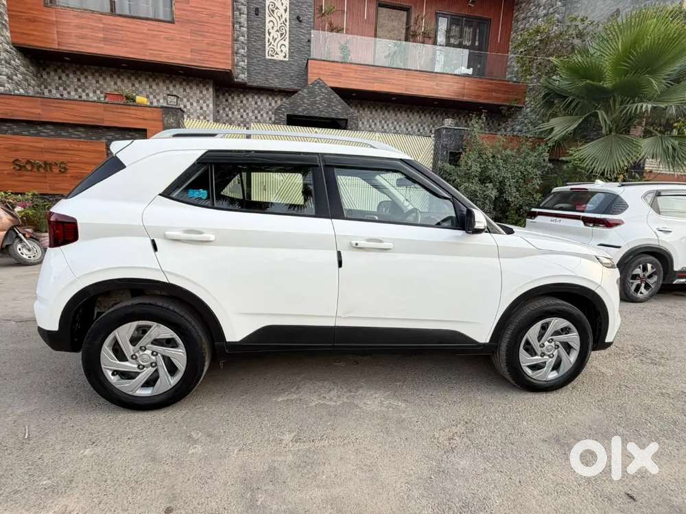 2022 Model Venue 
Sx Optional Diesel
Sunroof