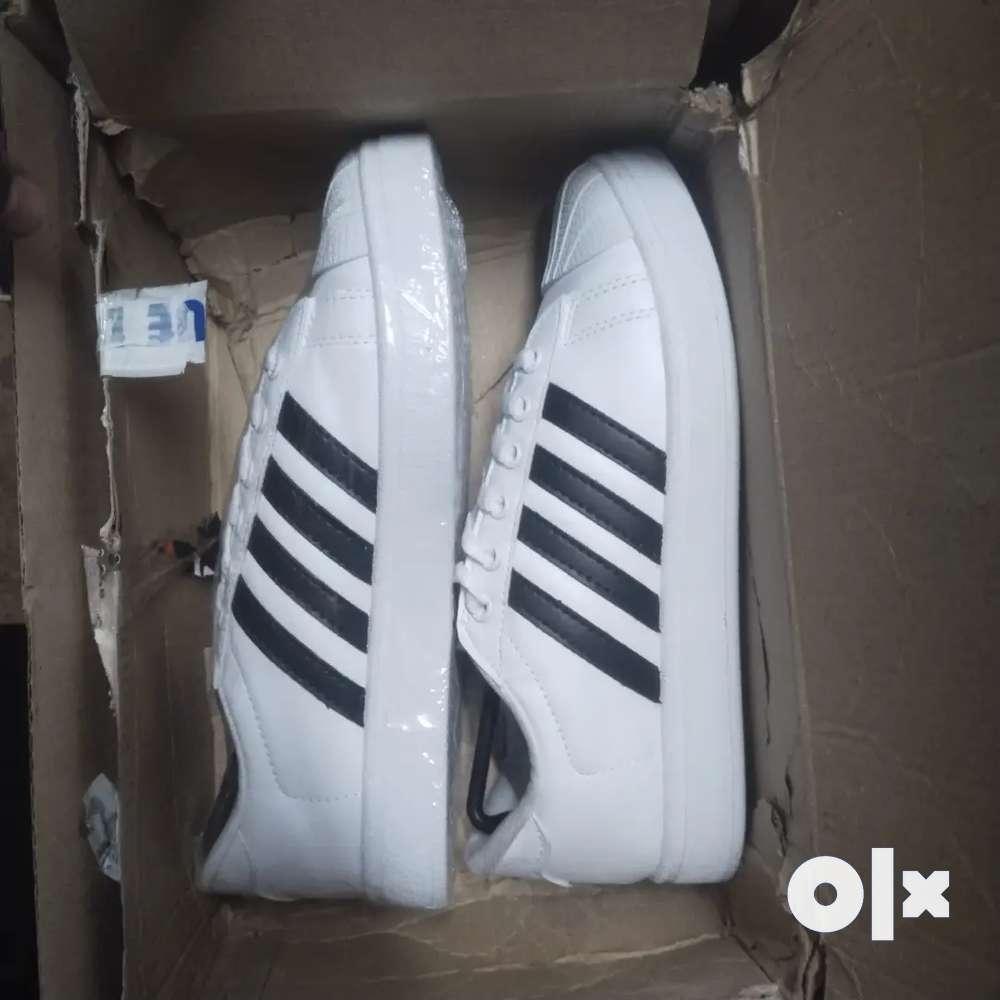 Adidas white shoes with on sale black stripes on one side