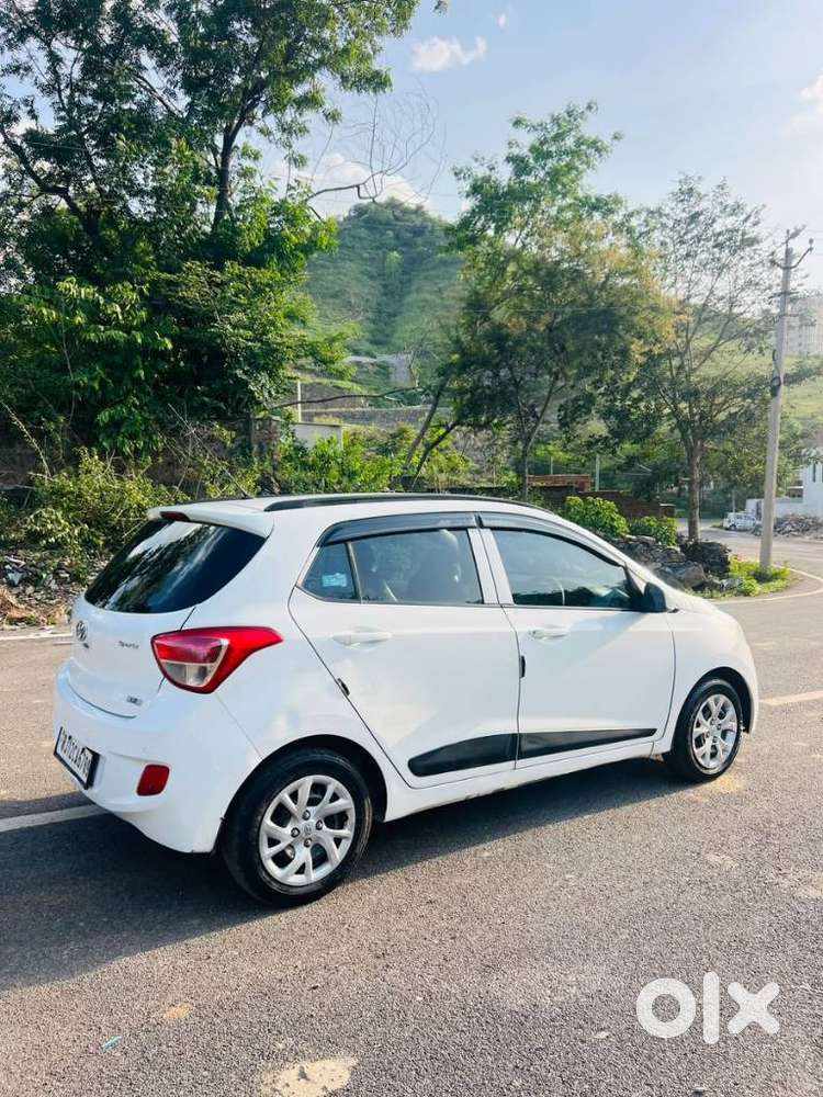 Hyundai Grand I10 Sportz, 2015, Petrol