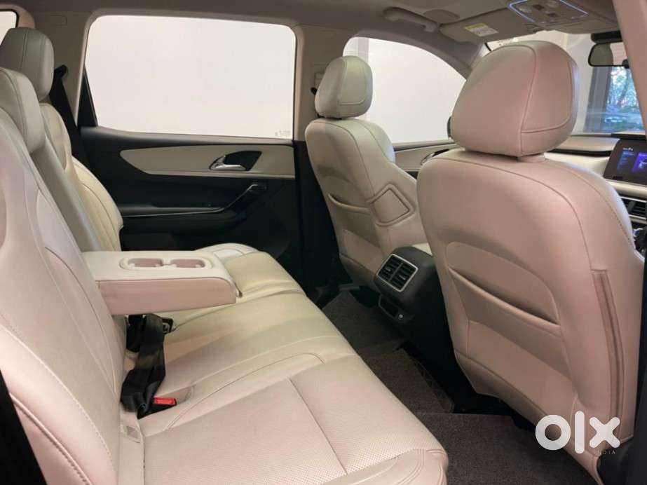 Mahindra Xuv700 2.2 Ax 7 Diesel At Luxury Pack Str Awd, 2022, Diesel