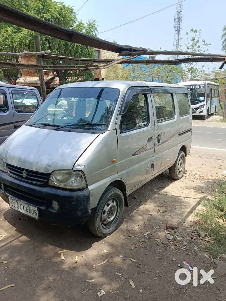 इको कार सीएनजी पास 8 सीटर बनी है 5 सीटर