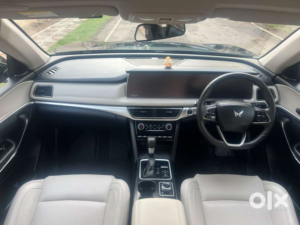 Mahindra Xuv700 2.2 Ax 7 Diesel At Luxury Pack Str, 2025, Diesel