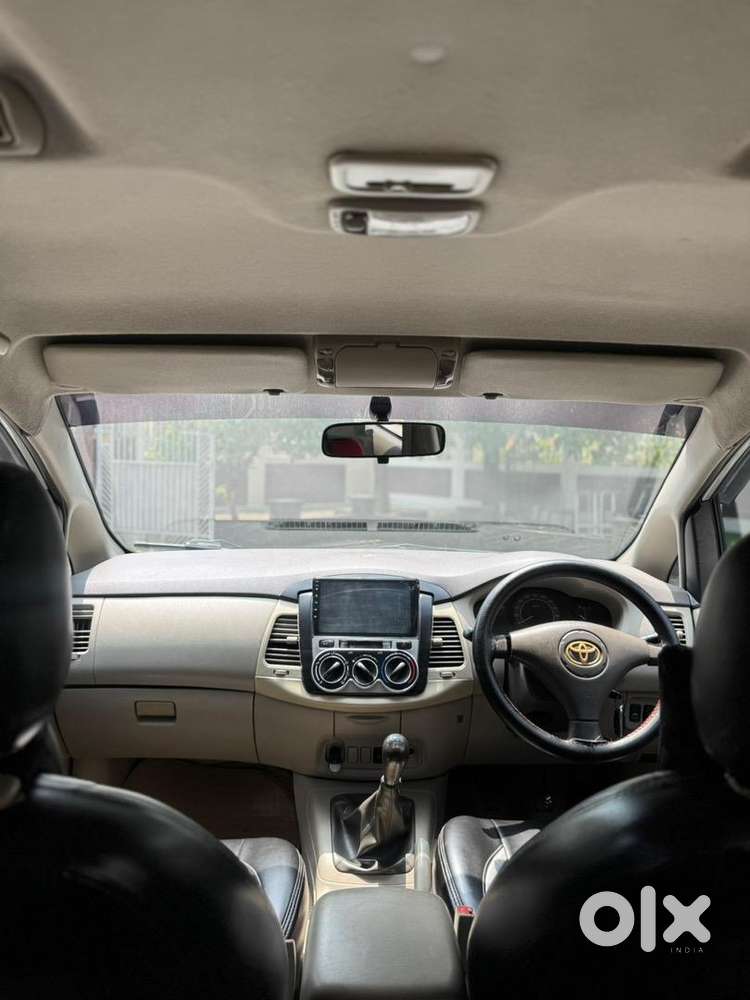 Toyota Innova 2010 8 Seater