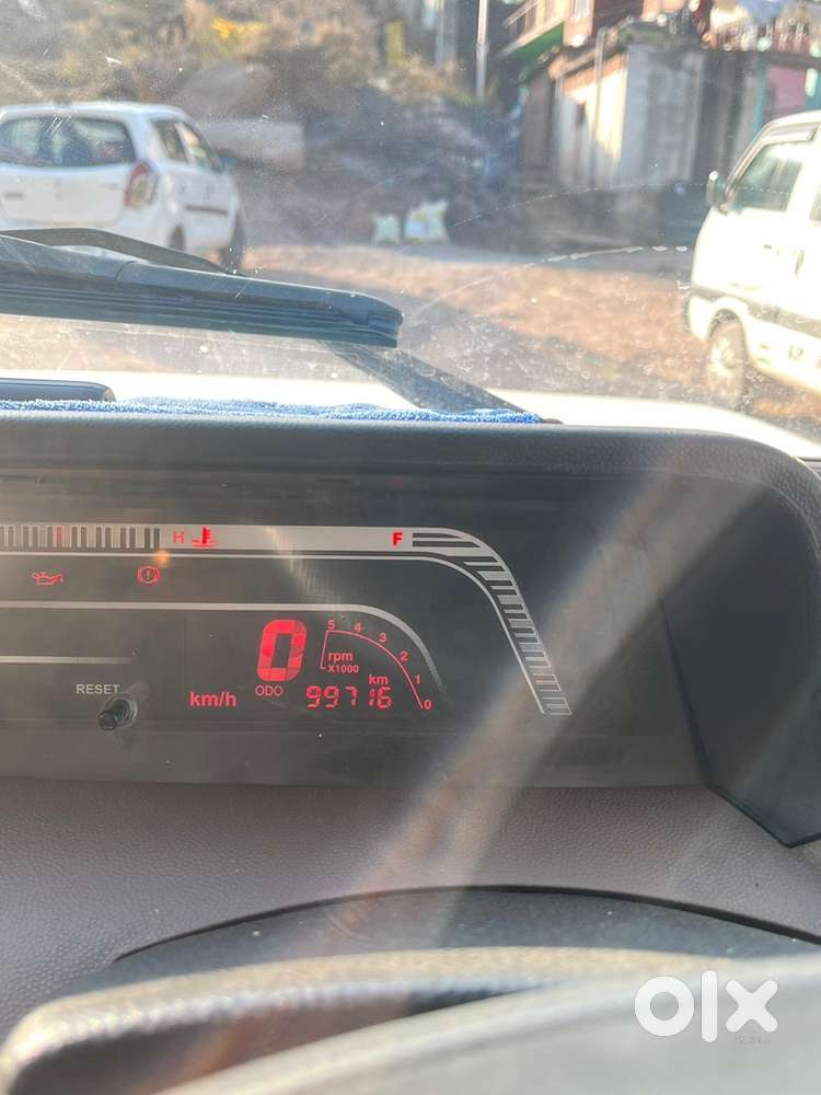 Bolero Bs6 Center Lock All Power Window Adjustable Seats