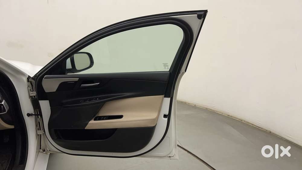 Jaguar Xe Prestige, 2016, Petrol