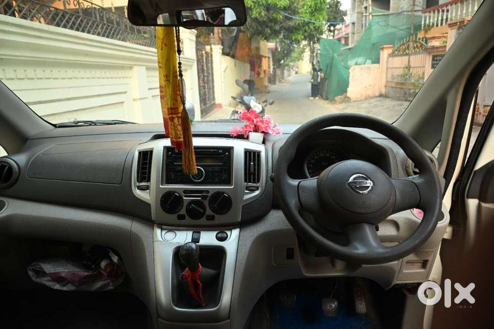 Nissan Evalia Pearl White 7 Seater Muv