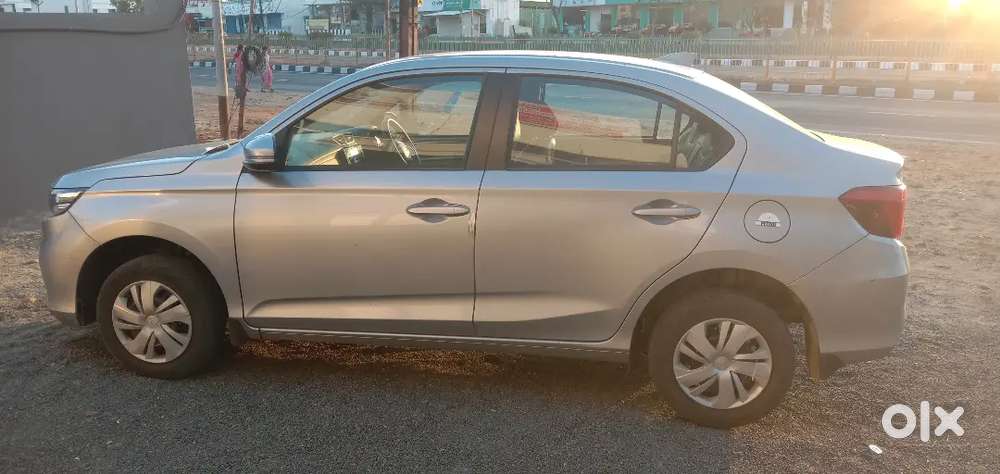 Honda Amaze 2023 Petrol 33650 Km Driven, Spare Wheel No, Insurance No
