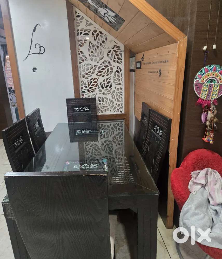 Beautiful Wooden Dining Set – 6 Seater, Well Maintained