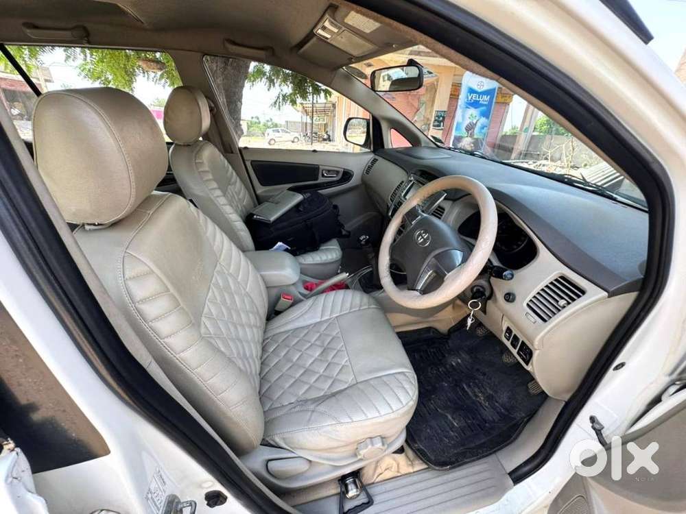 Toyota Innova 2.5 Z Diesel, 2015, 7-seater (bs4) – Mint Condition, Cap