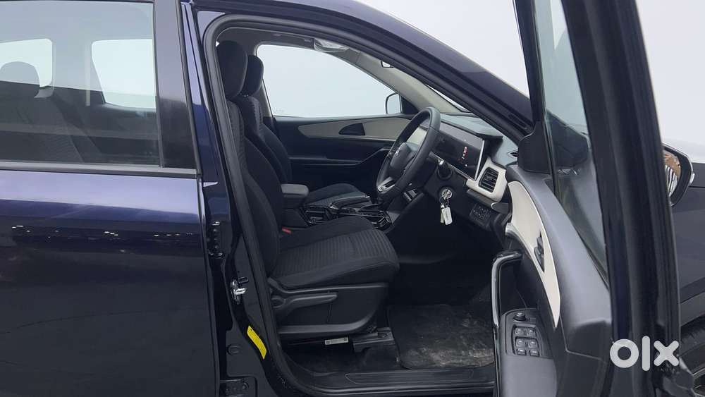 Mahindra Xuv700 2.0 Ax 5 Petrol At Str, 2023, Petrol