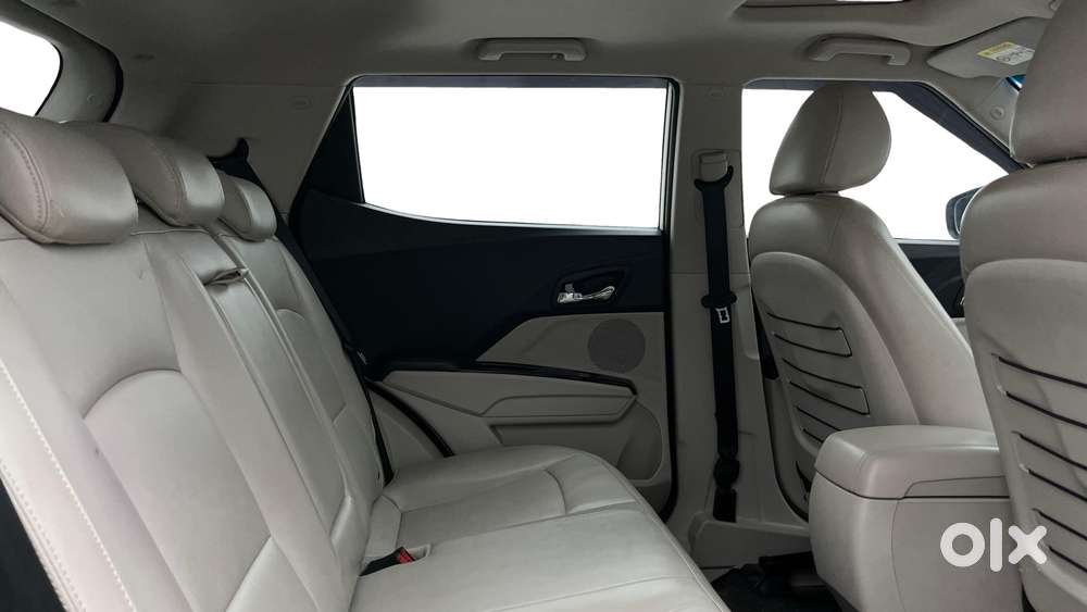 Mahindra Xuv300 1.2 W8 (o) Amt Petrol, 2023, Petrol