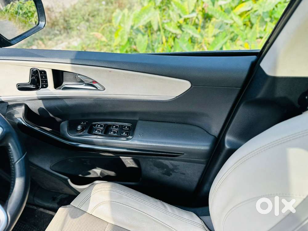 Mahindra Xuv700 2.0 Ax 7 Petrol Mt Str, 2022, Petrol