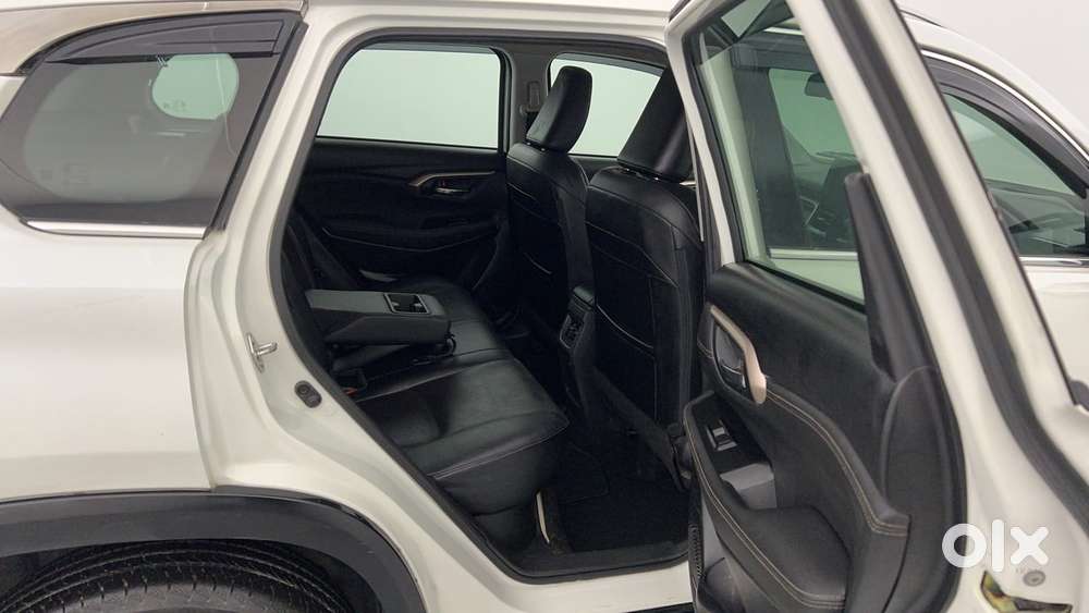 Maruti Suzuki Grand Vitara 1.5 Alpha Plus Intelligent Hybrid Ecvt, 2..