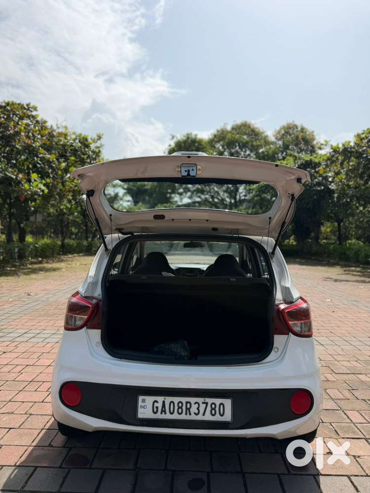 Hyundai Grand I10 Magna 1.2 Petrol  White  1st Owner  94,000 Kms