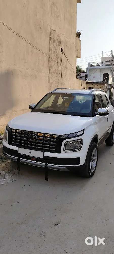 Hyundai Venue 2024 Petrol 9700 Km Driven