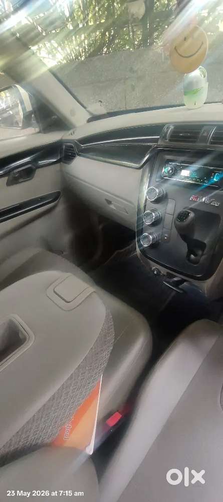 Mahindra Kuv 100 Metallic White K4 2017 Petrol 6 Seater