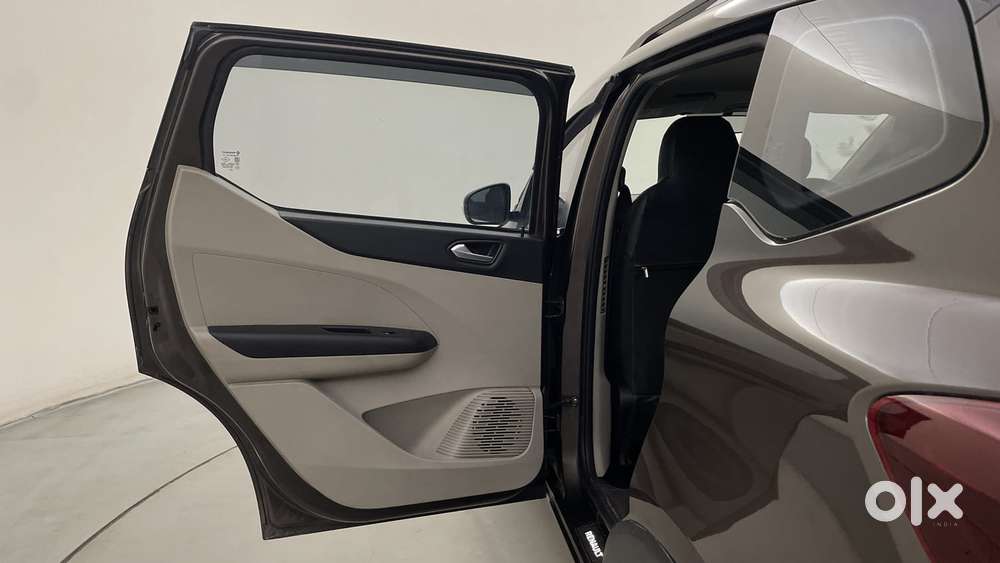 Renault Triber Rxz, 2022, Petrol