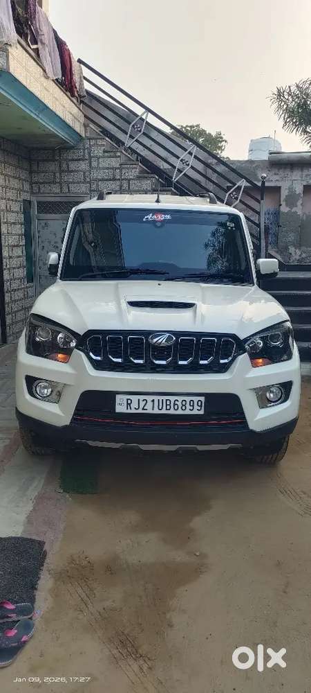 शोरूम कंडीशन गाड़ी है चारों टायर 50% है