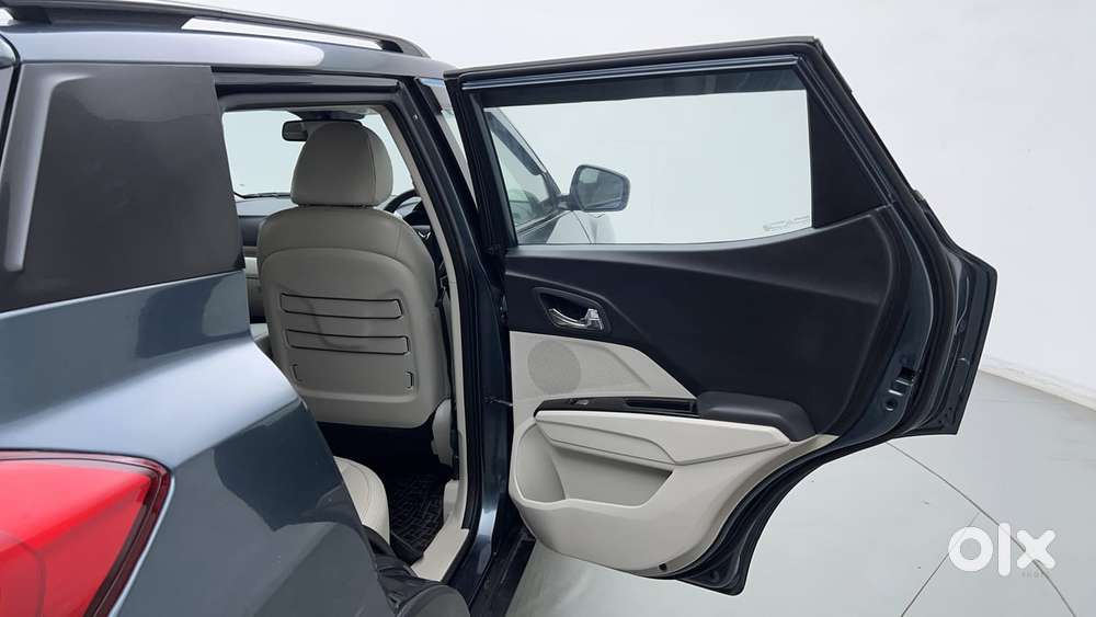 Mahindra Xuv300 1.2 W8 (o) Amt Petrol, 2023, Petrol