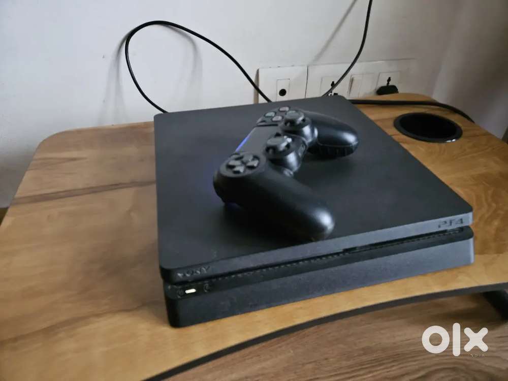 PS4 Slim 500 gb (jet black) three games Games