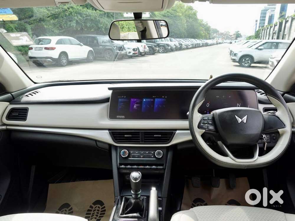Mahindra Xuv700 2.0 Ax 5 Petrol Mt 7 Str, 2022, Petrol