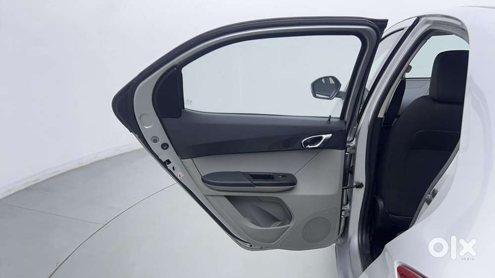 Tata Tiago Xza, 2017, Petrol