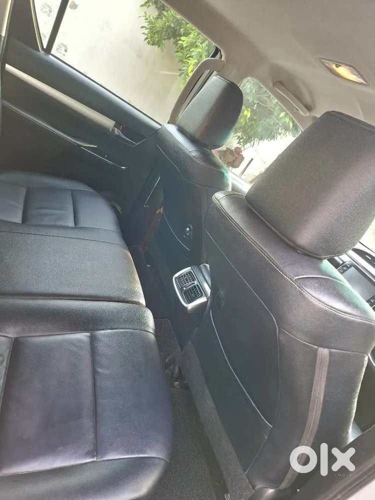 Toyota Hilux Black Edition 2025 4/4