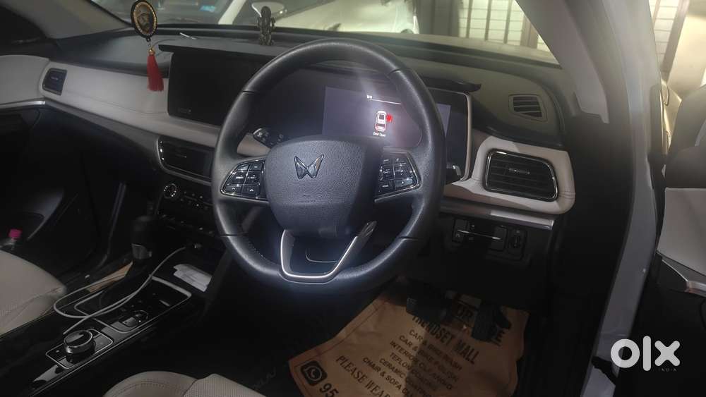 Mahindra Xuv700 2.0 Ax 7 Petrol At Luxury Pack Str, 2025, Petrol