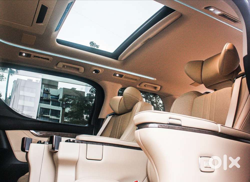 Toyota Vellfire 2.5 Executive Lounge, 2023, Petrol