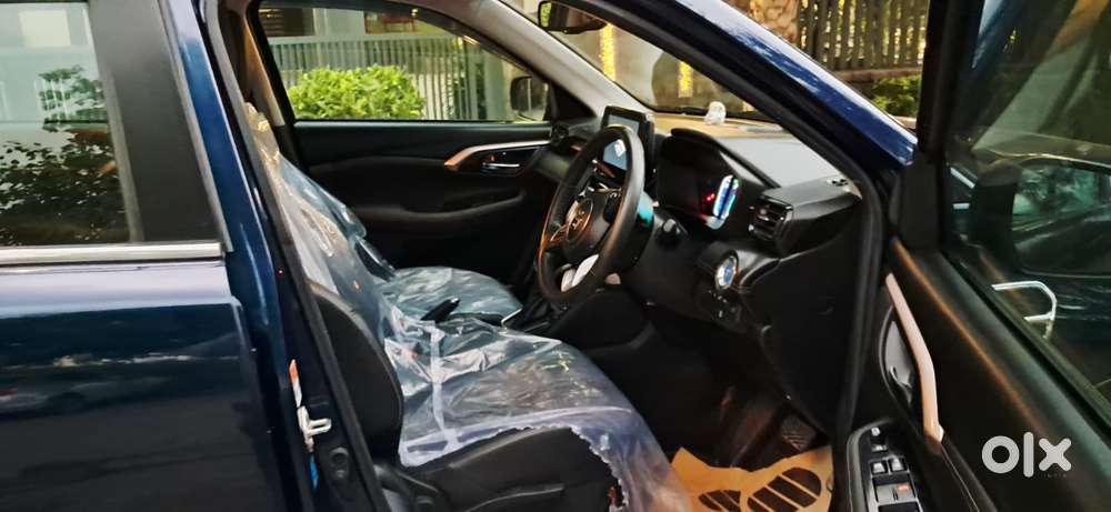 Maruti Suzuki Grand Vitara 1.5 Alpha Plus Intelligent Hybrid Ecvt, 2..