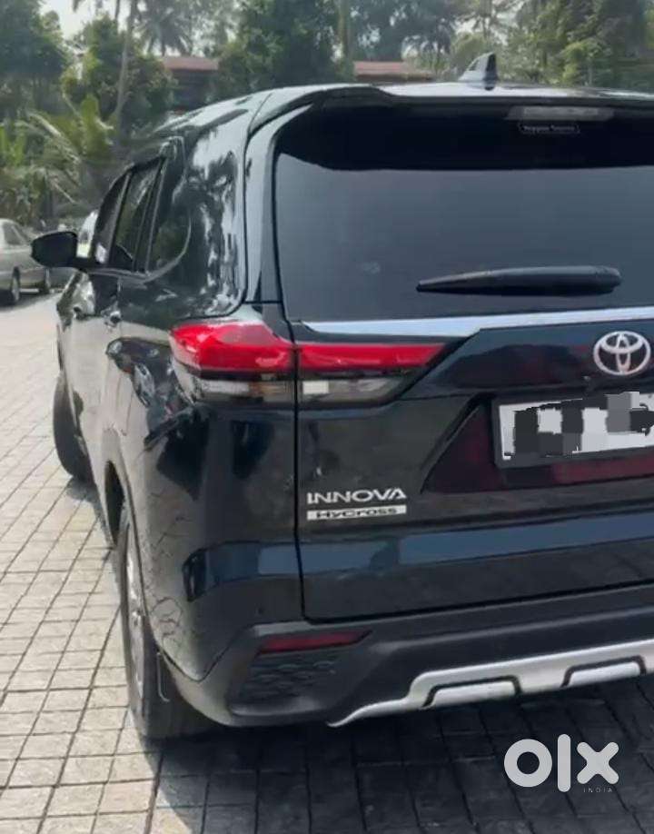 Toyota Innova Hycross