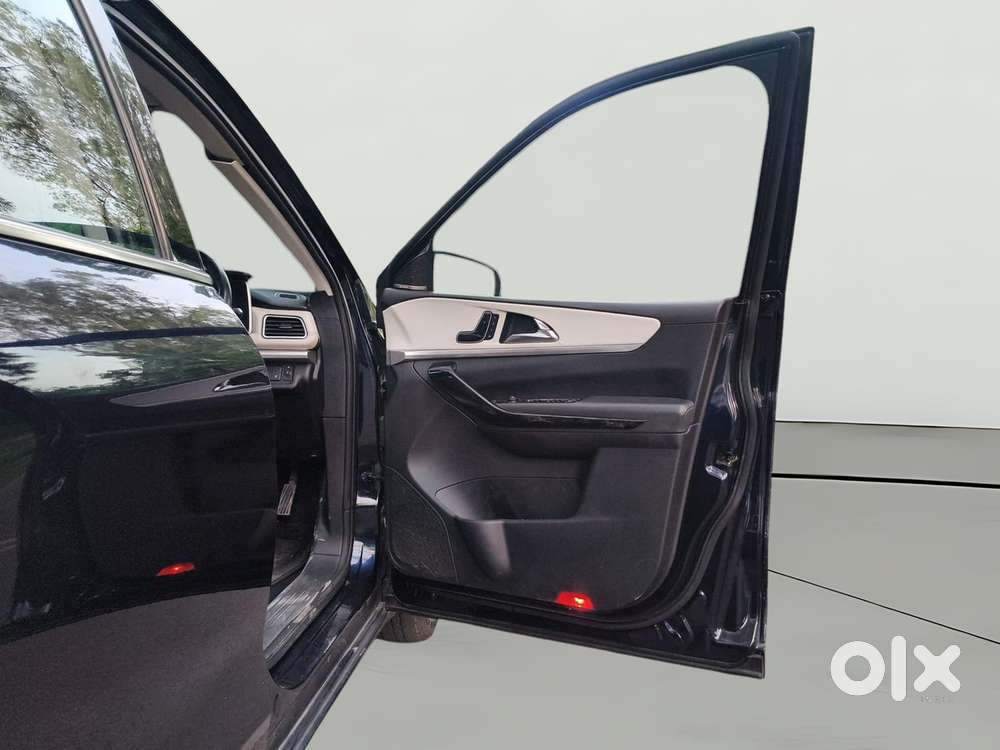 Mahindra Xuv700 2.2 Ax 7 Diesel At Luxury Pack Str Awd, 2022, Diesel