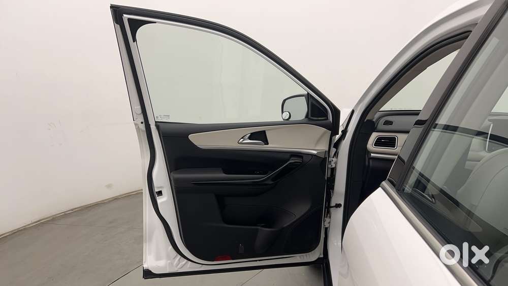 Mahindra Xuv700 2.2 Ax 7 Diesel At Luxury Pack Str, 2022, Diesel