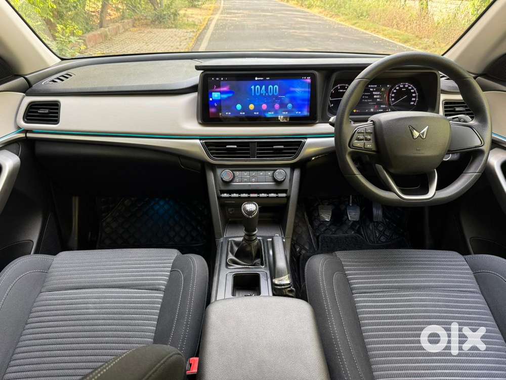 Mahindra Xuv700 Mx Petrol Mt 5 Str (e), 2024, Petrol