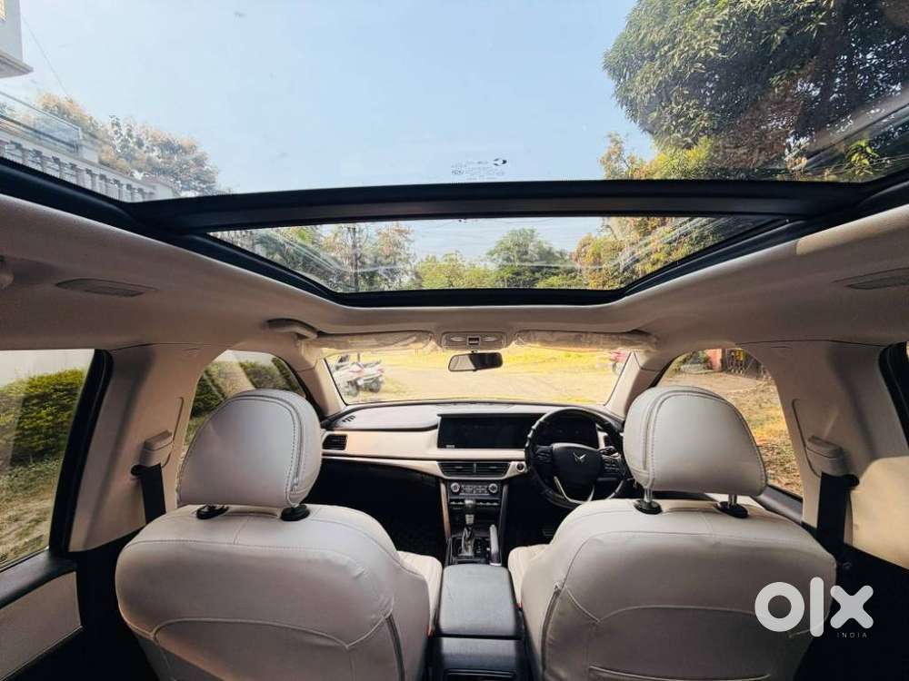 Mahindra Xuv700 2.2 Ax 5 Diesel At 7 Str, 2025, Diesel