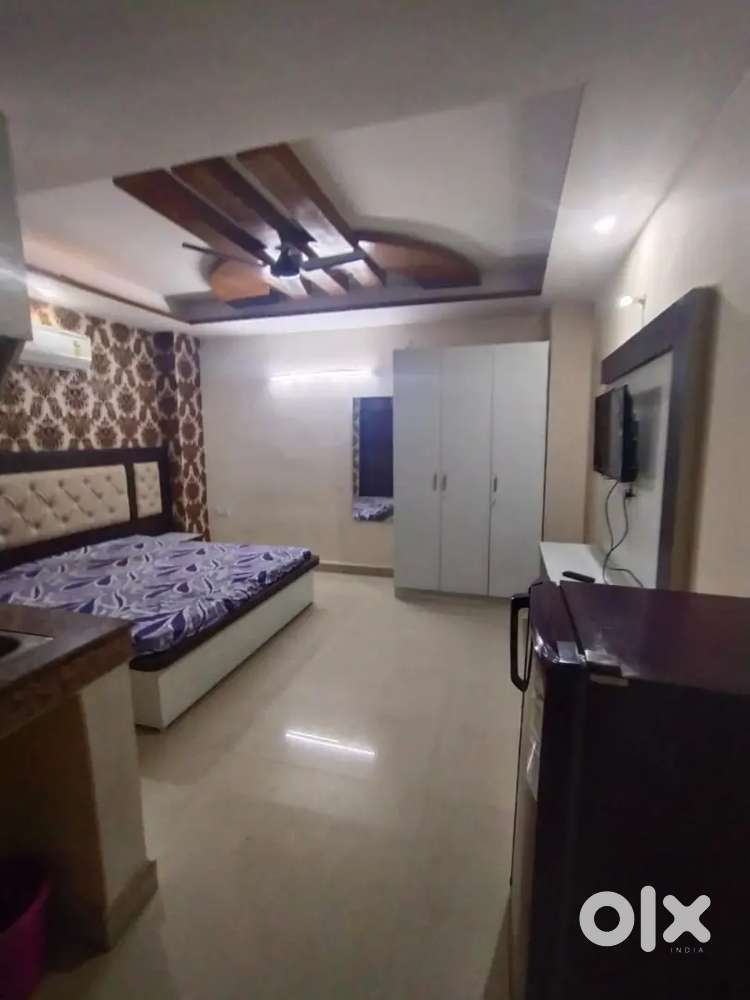 Big size room in dlf phase 3 u block near cyber city For Rent Houses