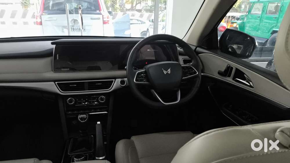 Mahindra Xuv700 2.0 Ax 7 Petrol Mt Str, 2022, Petrol
