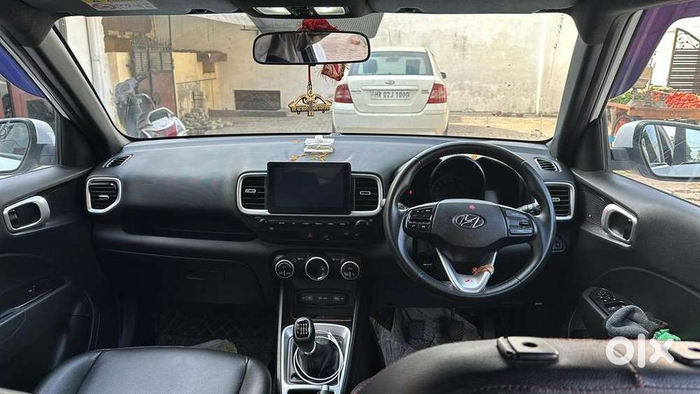 Hyundai Venue 2022 Petrol Well Maintained With Sunroof