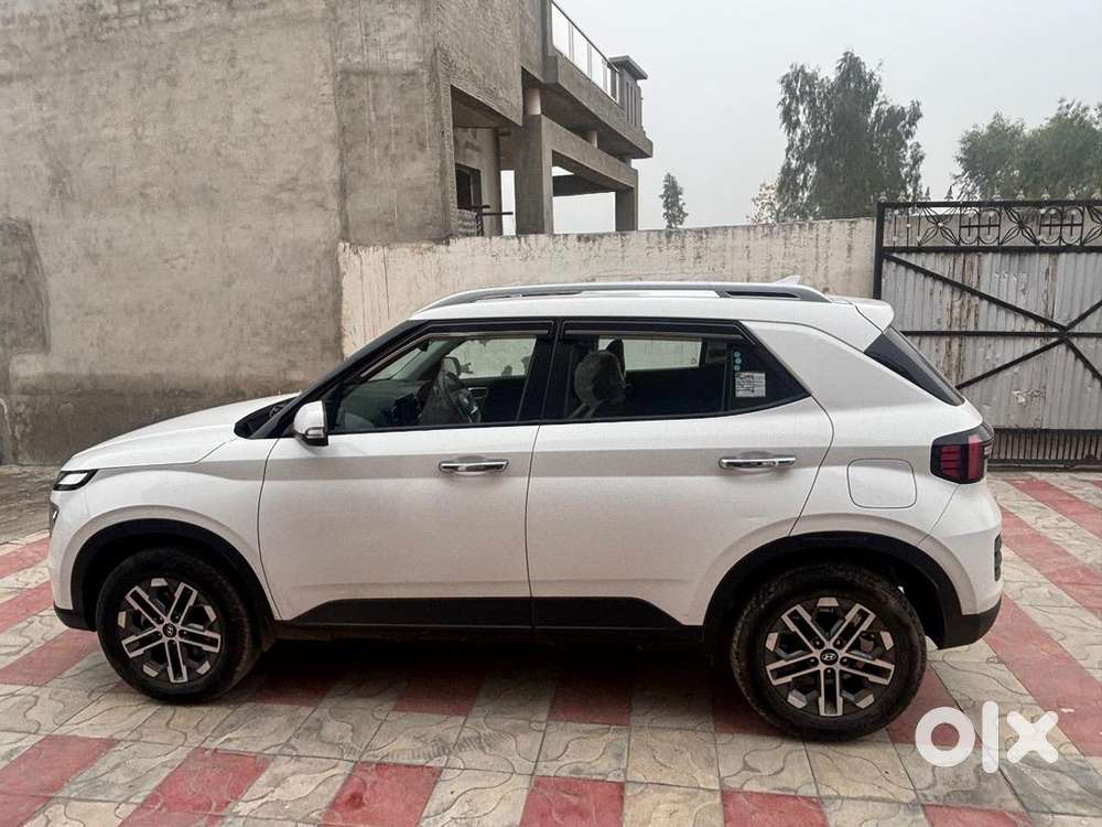 Hyundai Venue 2024 Petrol 32340 Km Driven